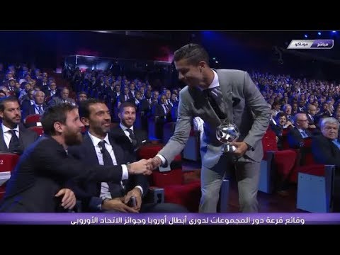 شاهد لحظة تتويج كريستيانو رونالدو بجائزة أفضل مهاجم في أوروبا 2017