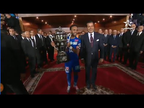 شاهد لحظة استلام عصام الراقي كأس العرش من الأمير مولاي الرشيد