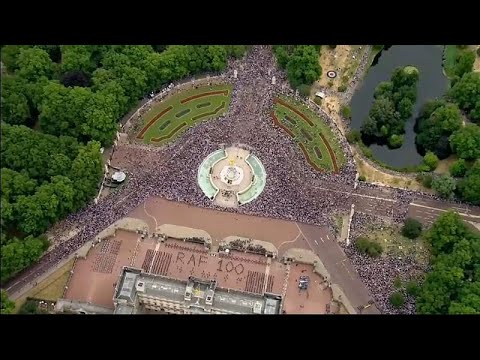 شاهد الملكة اليزابيث تحضر احتفالات سلاح الجو الملكي