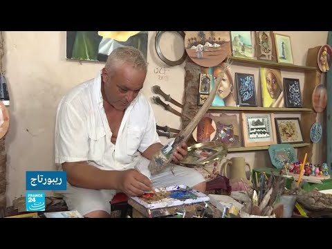 شاهد فنان تونسي يُحوِّل النفايات إلى أعمال فنية