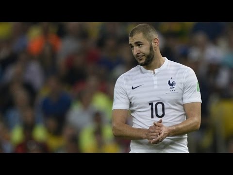 شاهد اللاعب الفرنسي كريم بنزيمة قيد الحجز