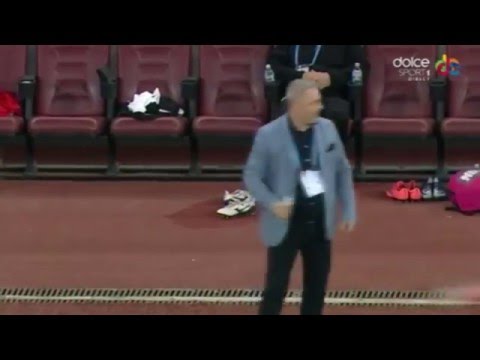 شاهد مدرب يرشق لاعب بديل بالمياه